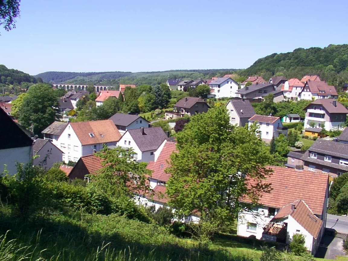 Blick über Altenbeken mit Viadukt, Entrümpelung Altenbeken durch PlatzMacher